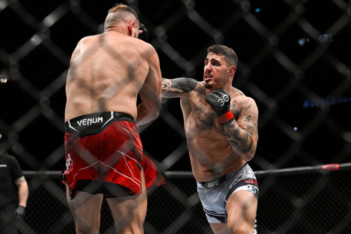 Tom Aspinall defeats Marcin Tybura at UFC London.